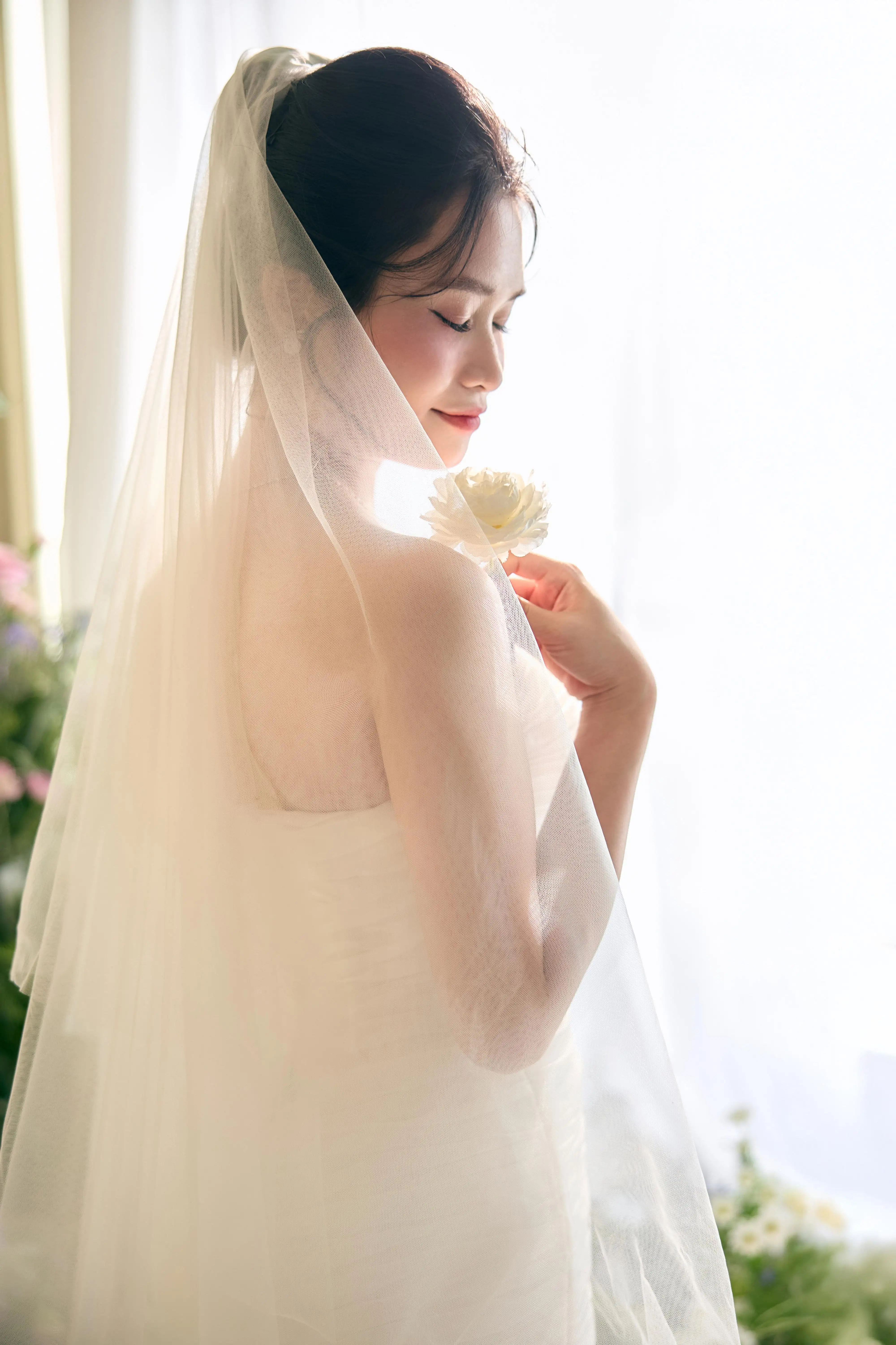 Cô dâu chú rể nắm tay nhau dạo bước